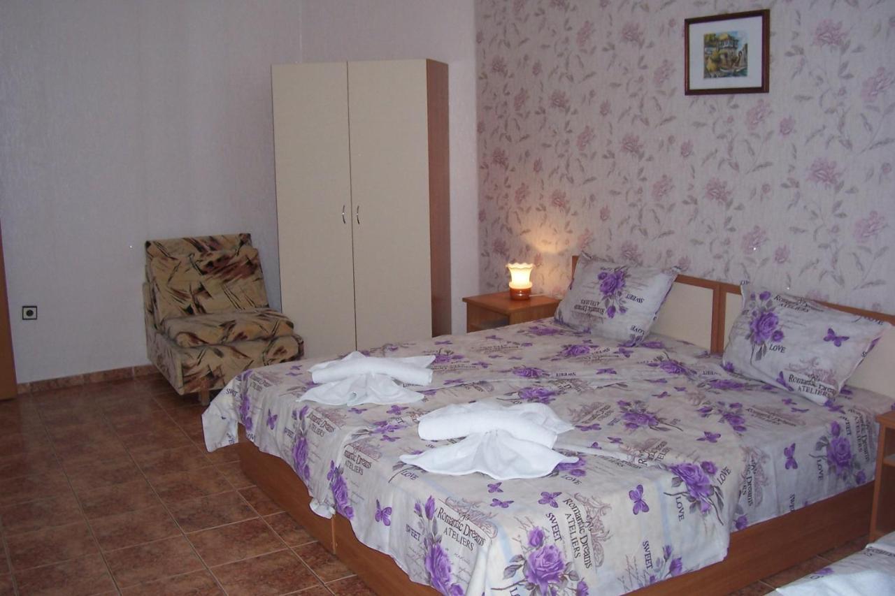 Nelly Guest House Ravda Exteriör bild